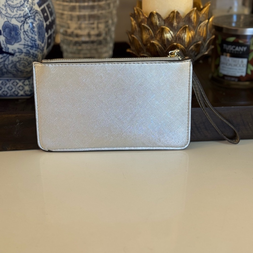 🩶 NWOT KATE SPADE SILVER METALLIC LEATHER WRISTLET! - Picture 3 of 6